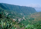 La Gomera, die Ortschaft Hermigua an der Nordostseite der Insel : Agaven, Dorf, Schlucht, Tal